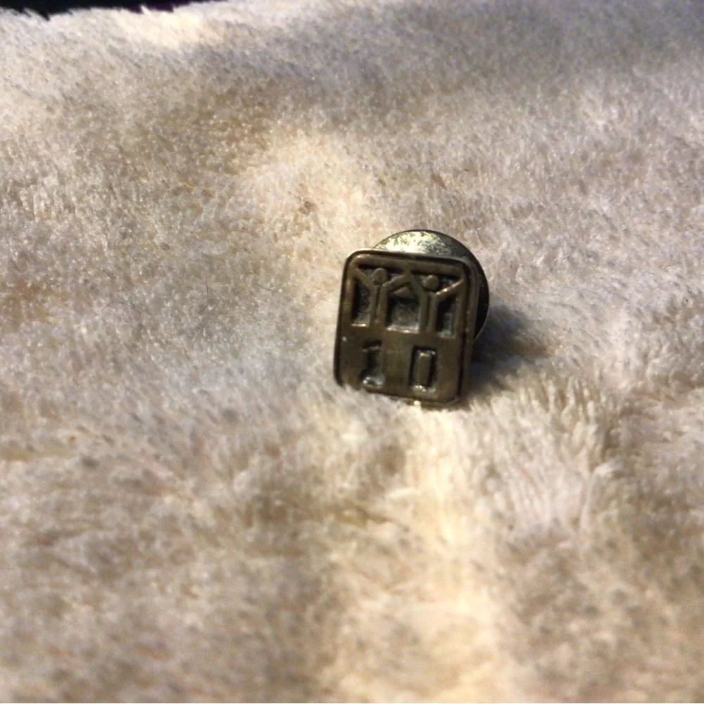 BRONZE TONE SQUARE 10 LAPEL/HAT PIN